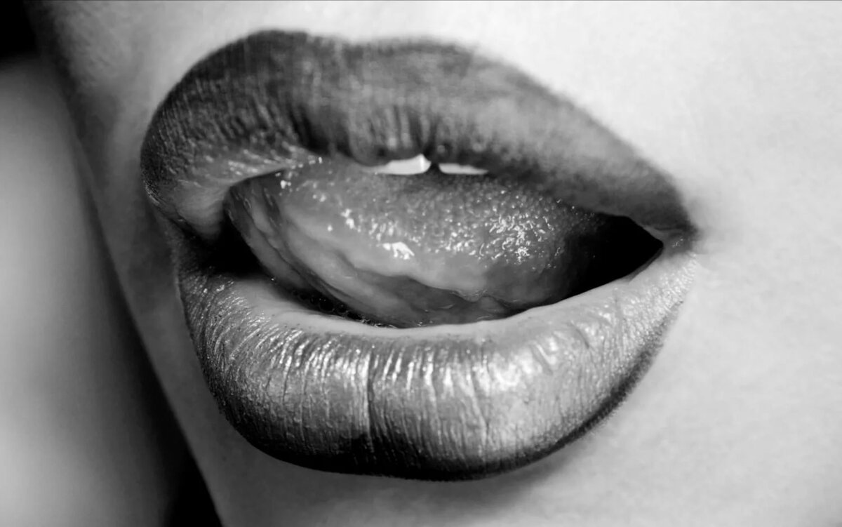 черно белые фото поцелуев губами