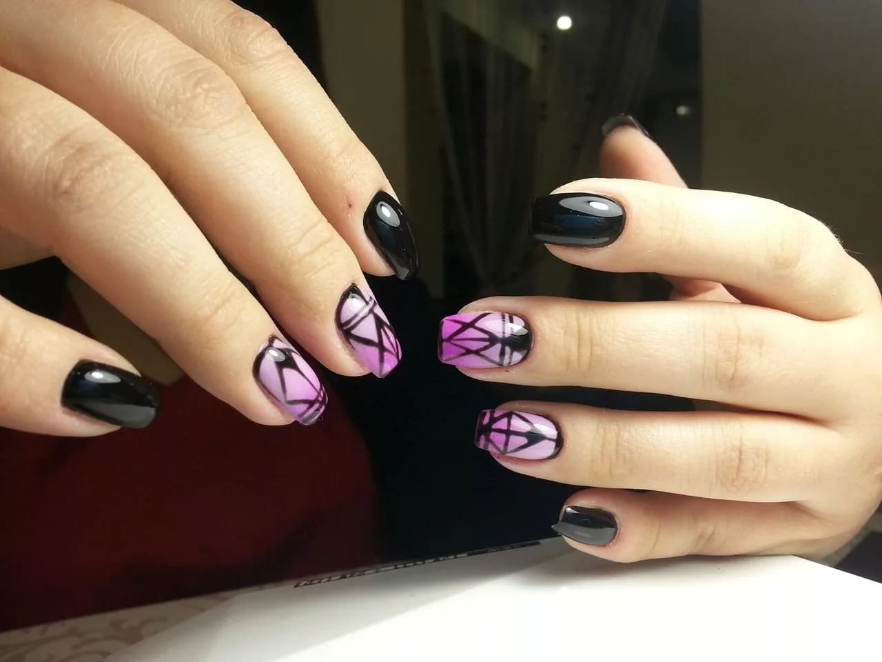 Картинки дизайна ногтей 2024. Квадратные ногти. Черно розовые ногти. Маникюр розовый с черным. Геометрический дизайн ногтей.