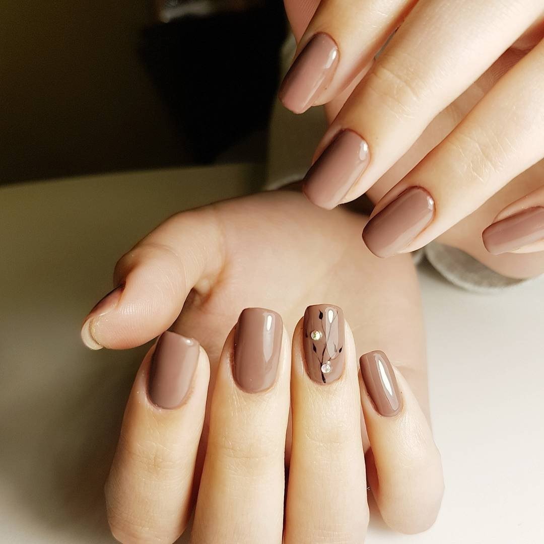 Нежный маникюр на короткие