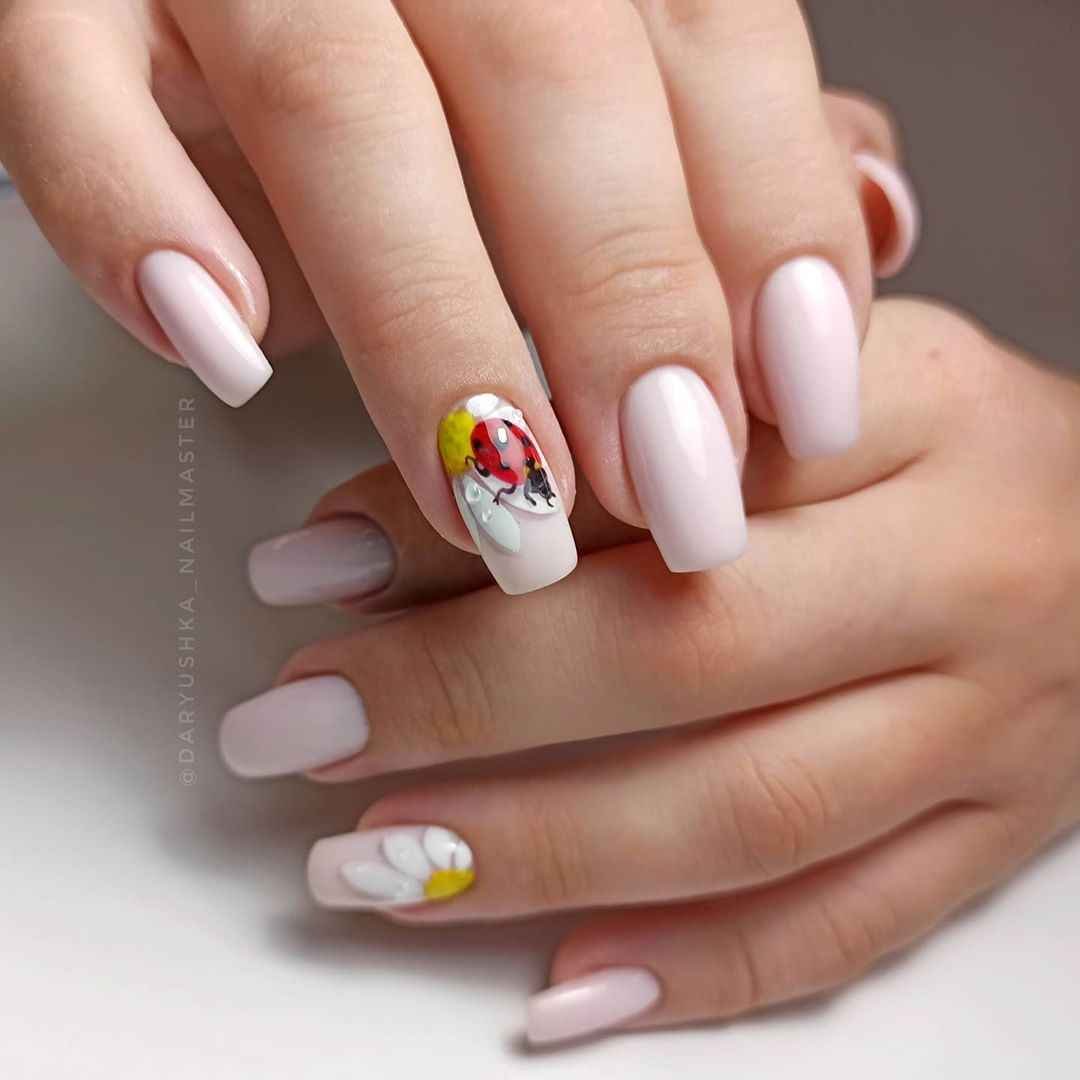 Френч с ромашками на ногтях