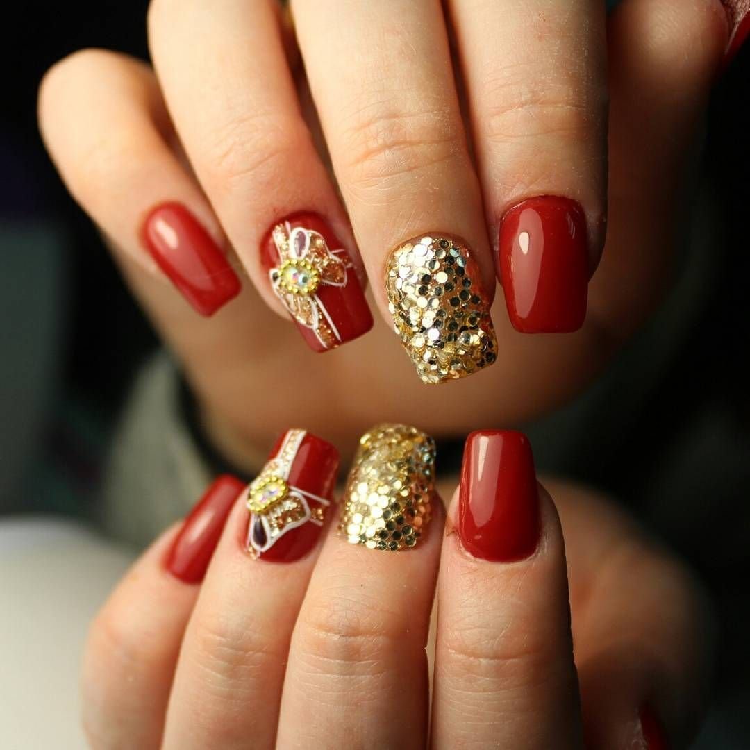 Дизайн ногтей красный с золотом
