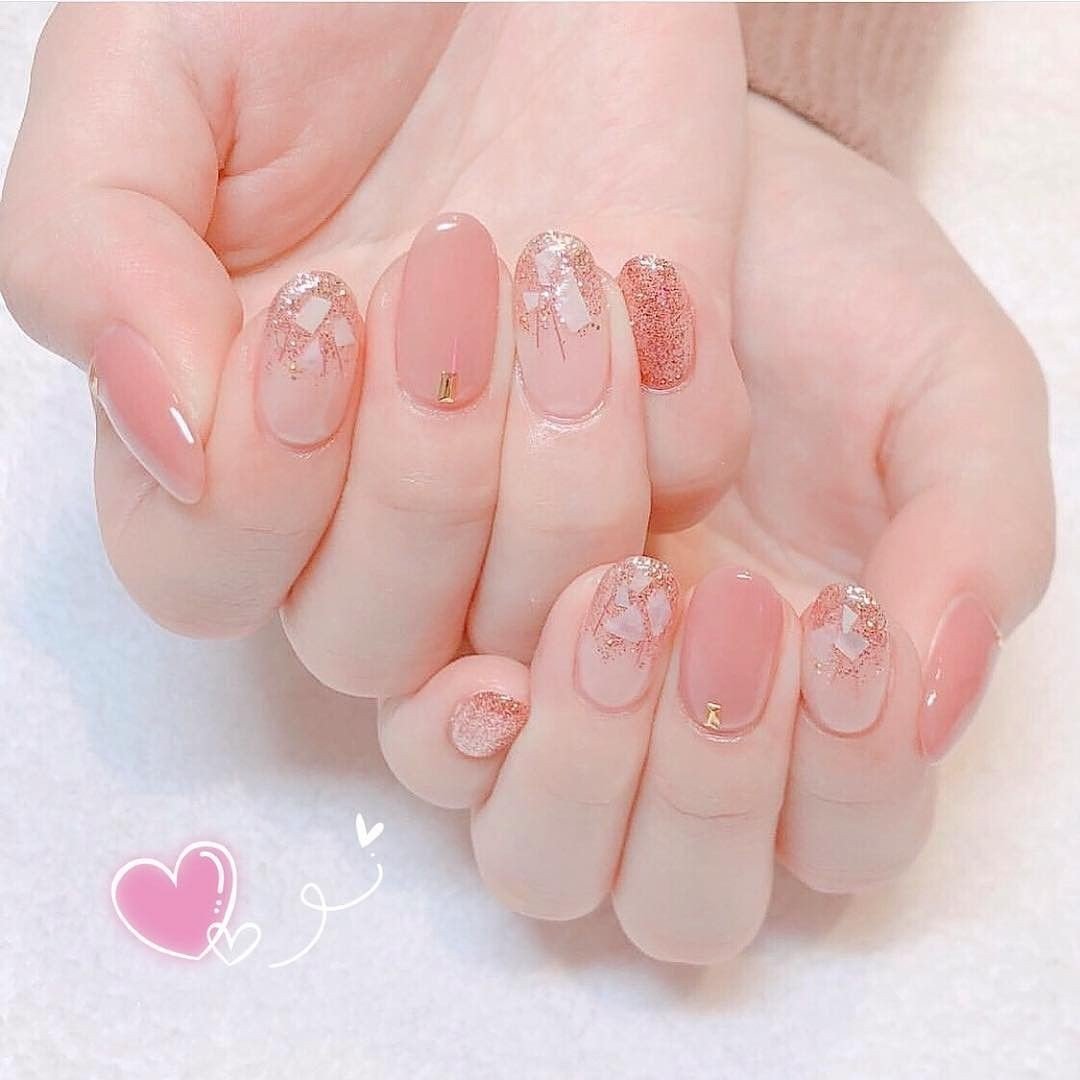 Прозрачный маникюр с наклейками