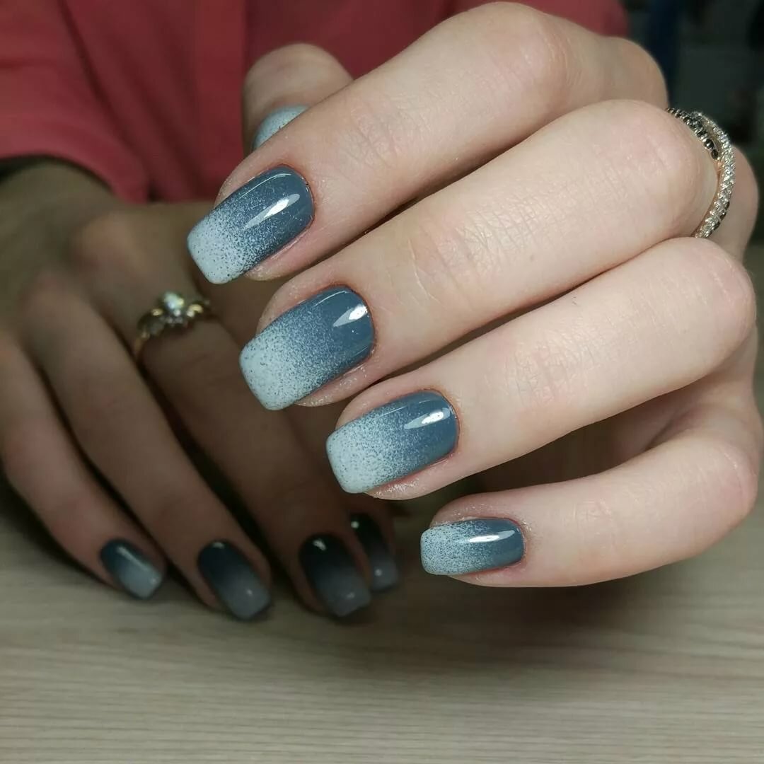 Серо-голубой маникюр