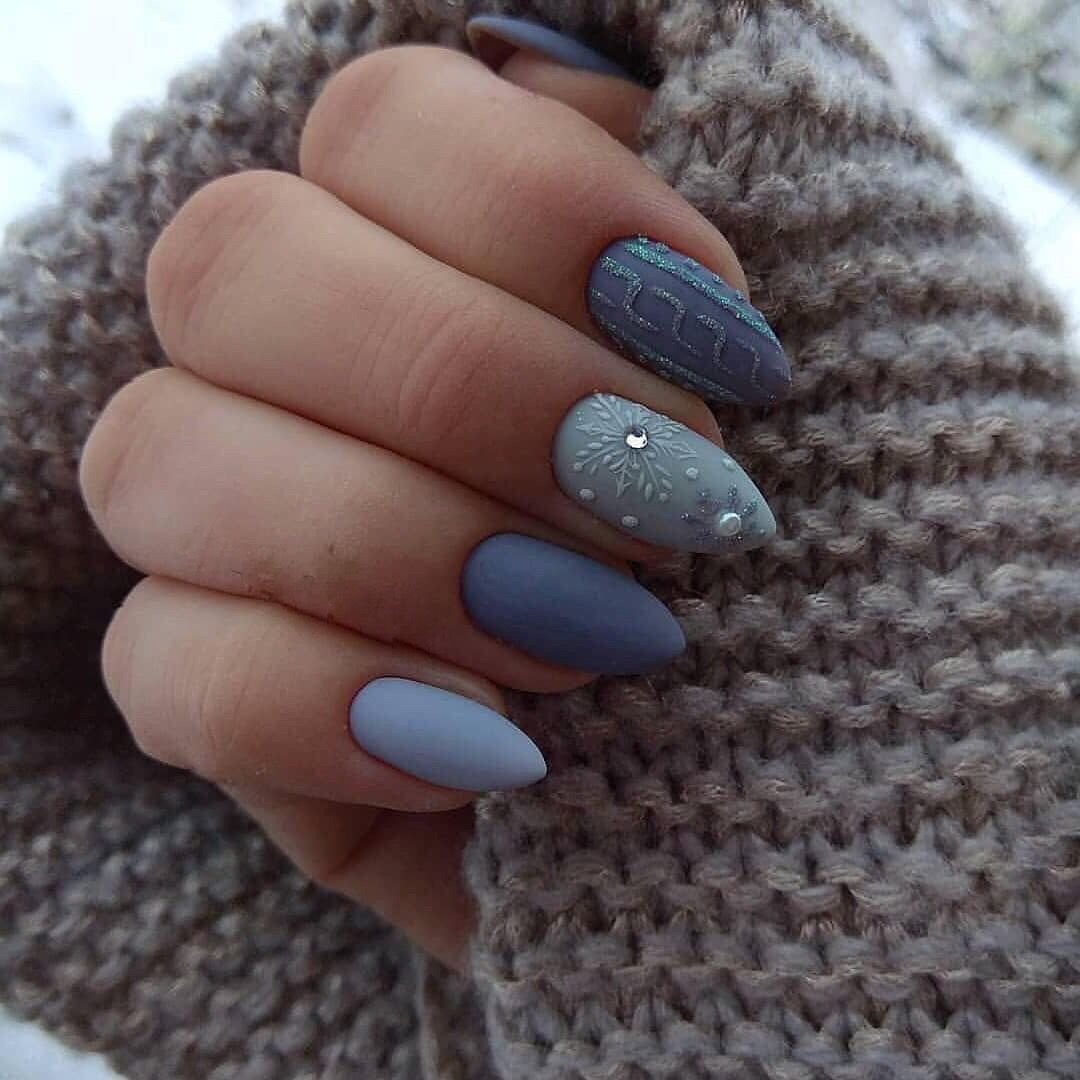Серый зимний маникюр матовый