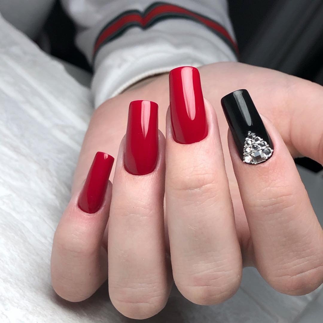 Ногти красные с серебром