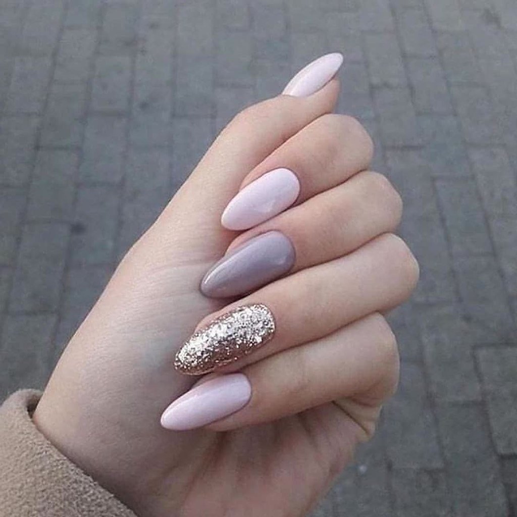 Светлые миндальные ногти
