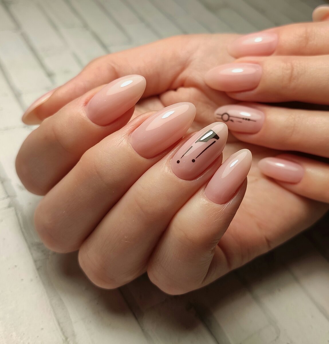 Нюдовый маникюр на короткие ногти