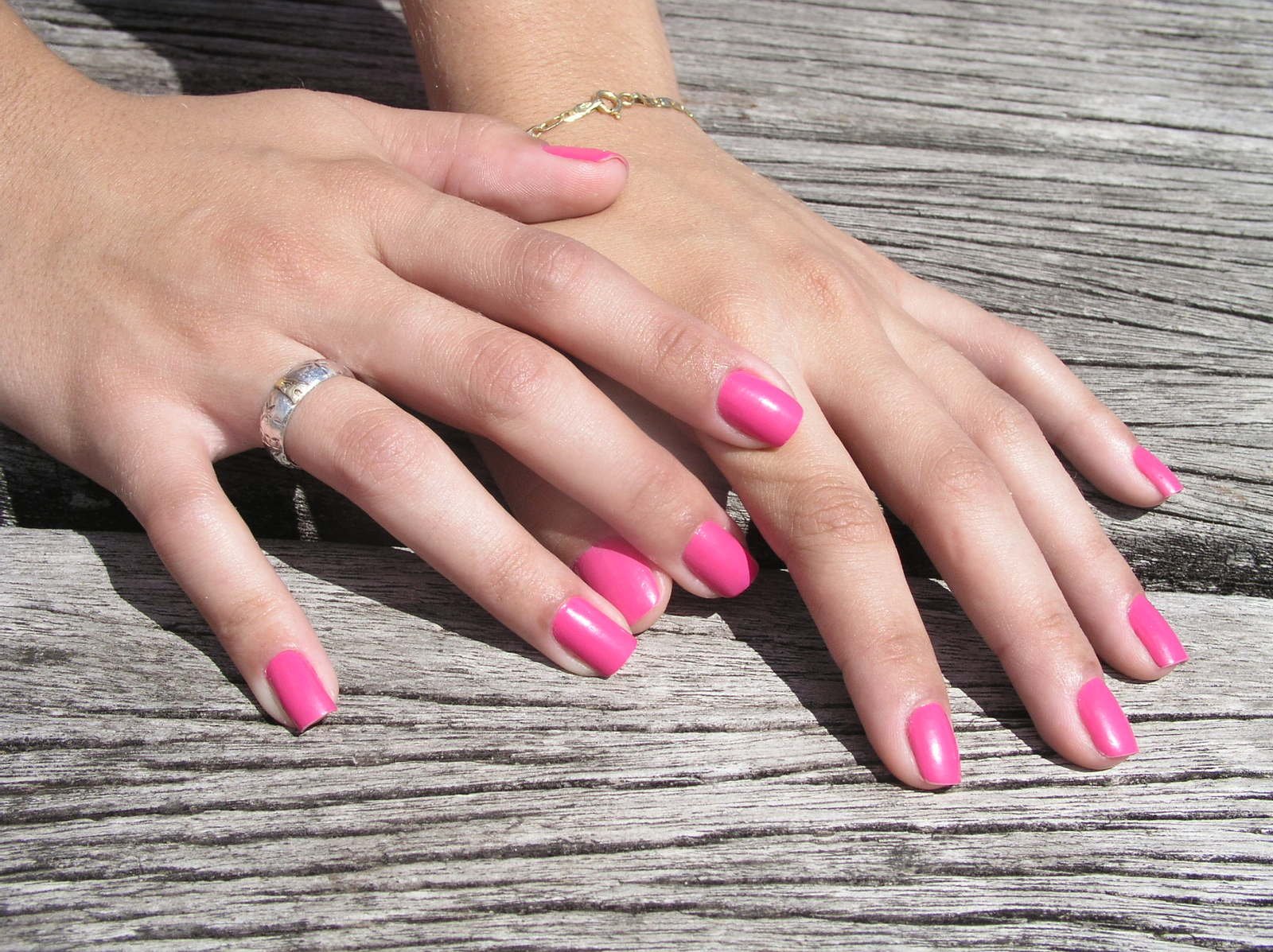 Длинные розовые ногти на коротких пальцах