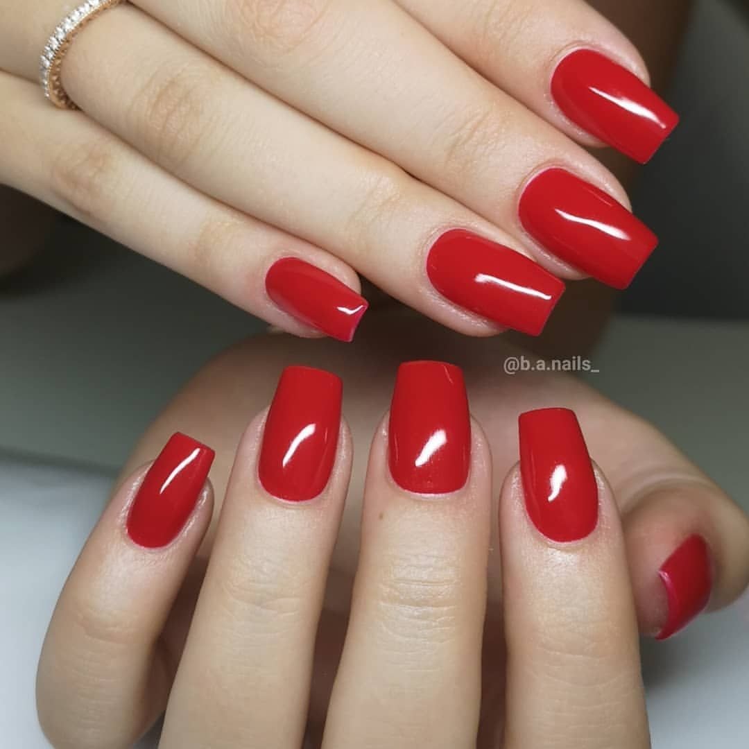 Маникюр красный с нюдом