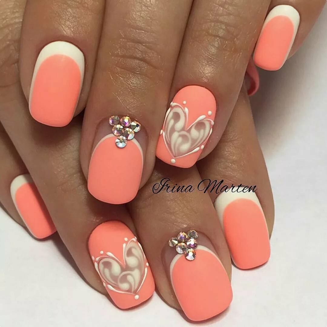 Коралловый маникюр со стразами