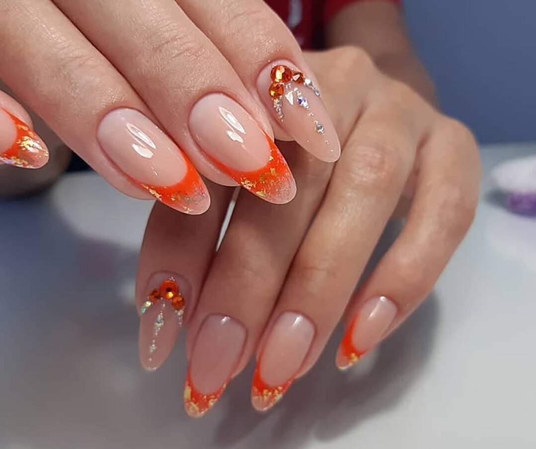 Персиковый френч на ногтях миндалевидной формы