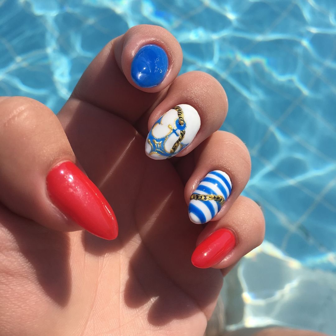 Маникюр на море