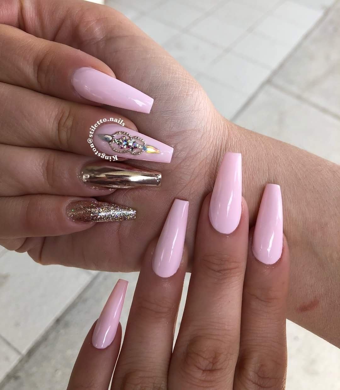 Длинные розовые ногти