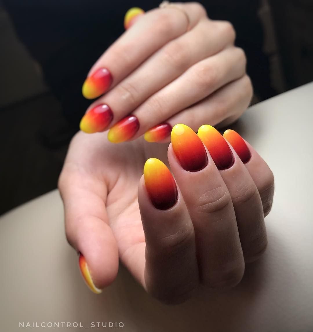 Маникюр красный с желтым