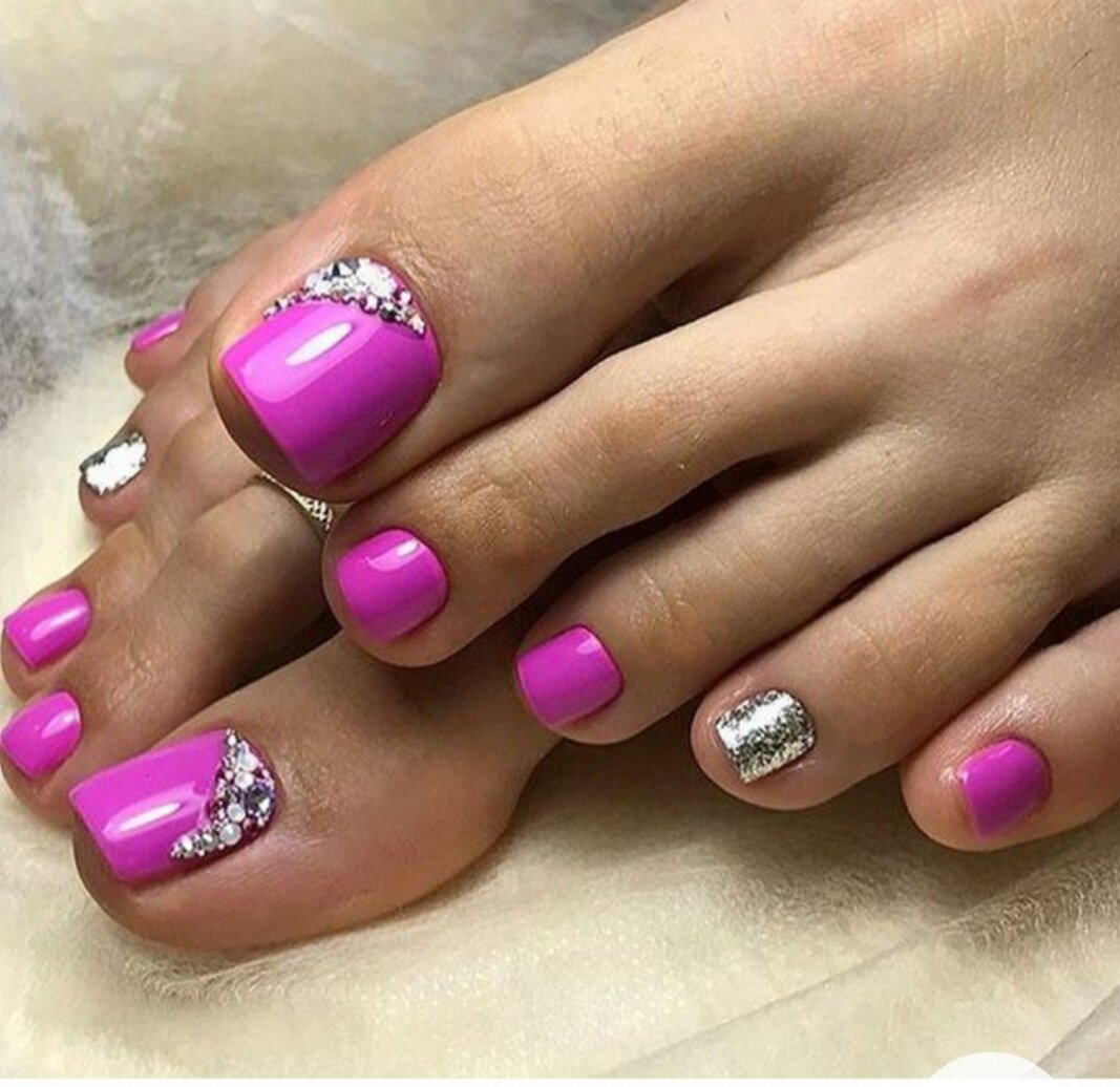 Яркий розовый педикюр
