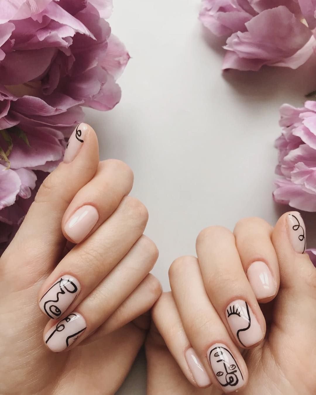 Маникюр на короткие ногти с наклейками