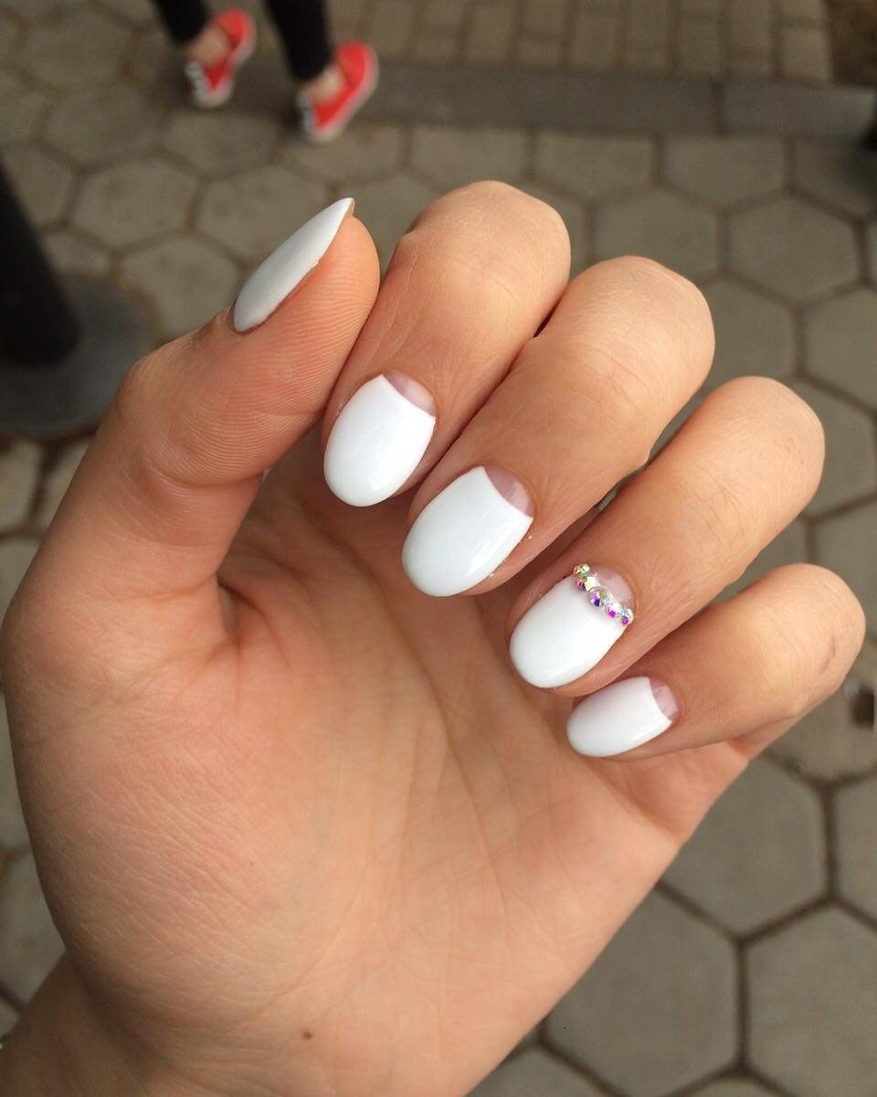 Белый маникюр на короткие ногти