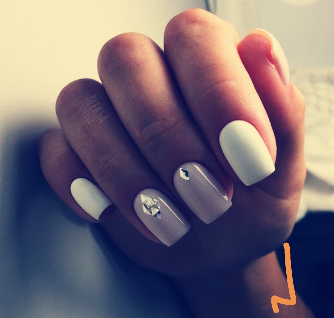Белые короткие ногти