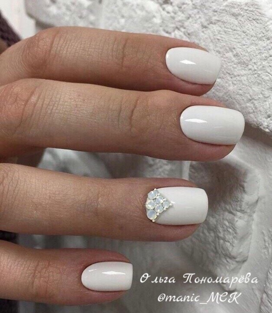 Белый маникюр на короткие ногти