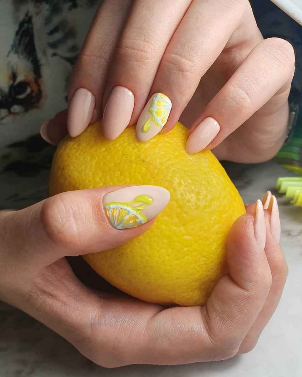 Лимон на ногтях