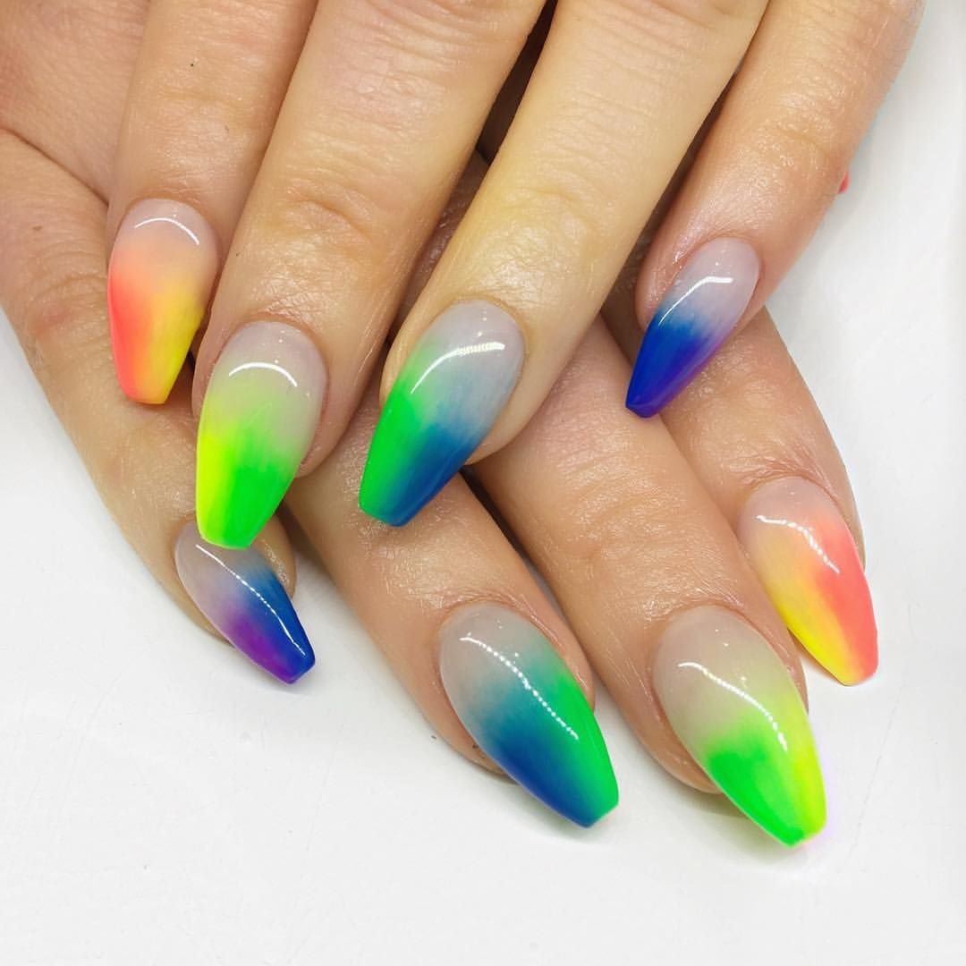 Дизайн ногтей с пигментами цветными