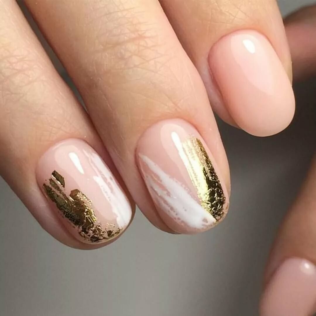 Нюдовый маникюр с золотой фольгой
