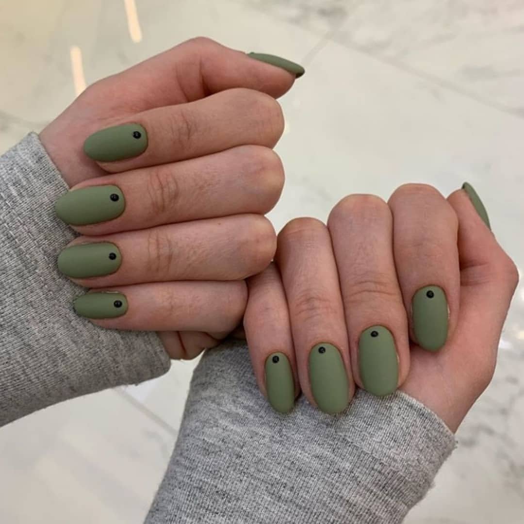 Оливковый маникюр