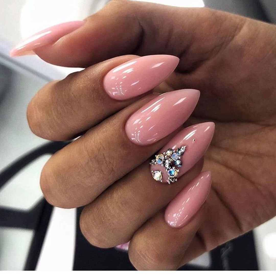 Розовые миндальные ногти