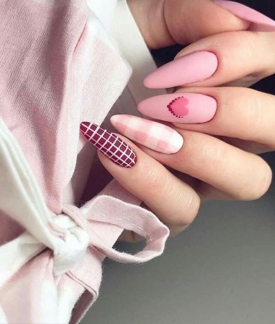 Стильный розовый маникюр