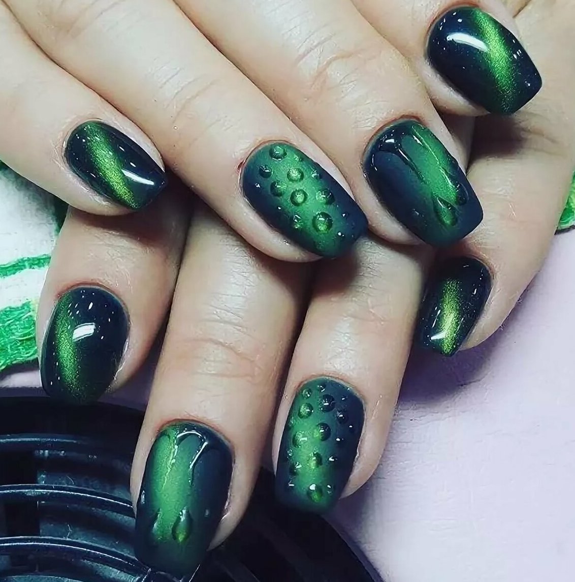 Зеленый шеллак на короткие ногти
