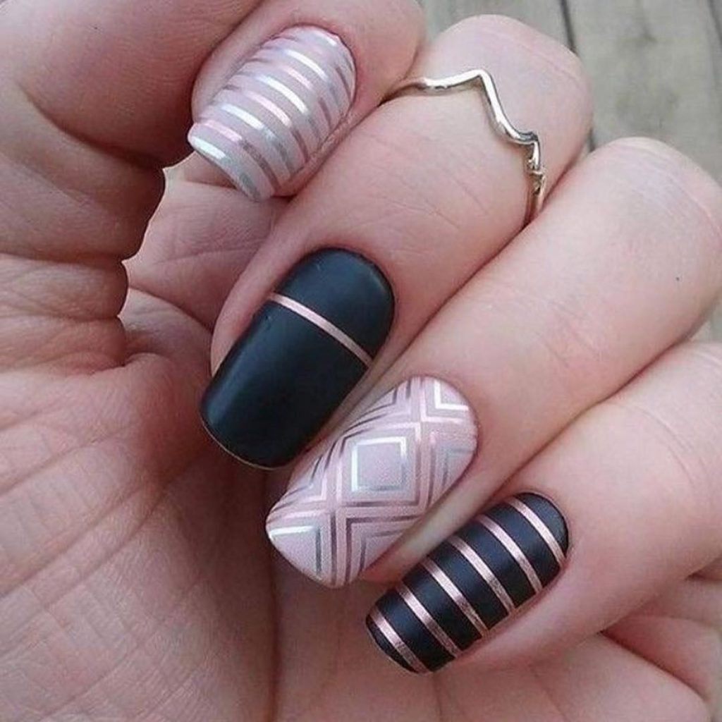 Дерзкие черные ногти короткие