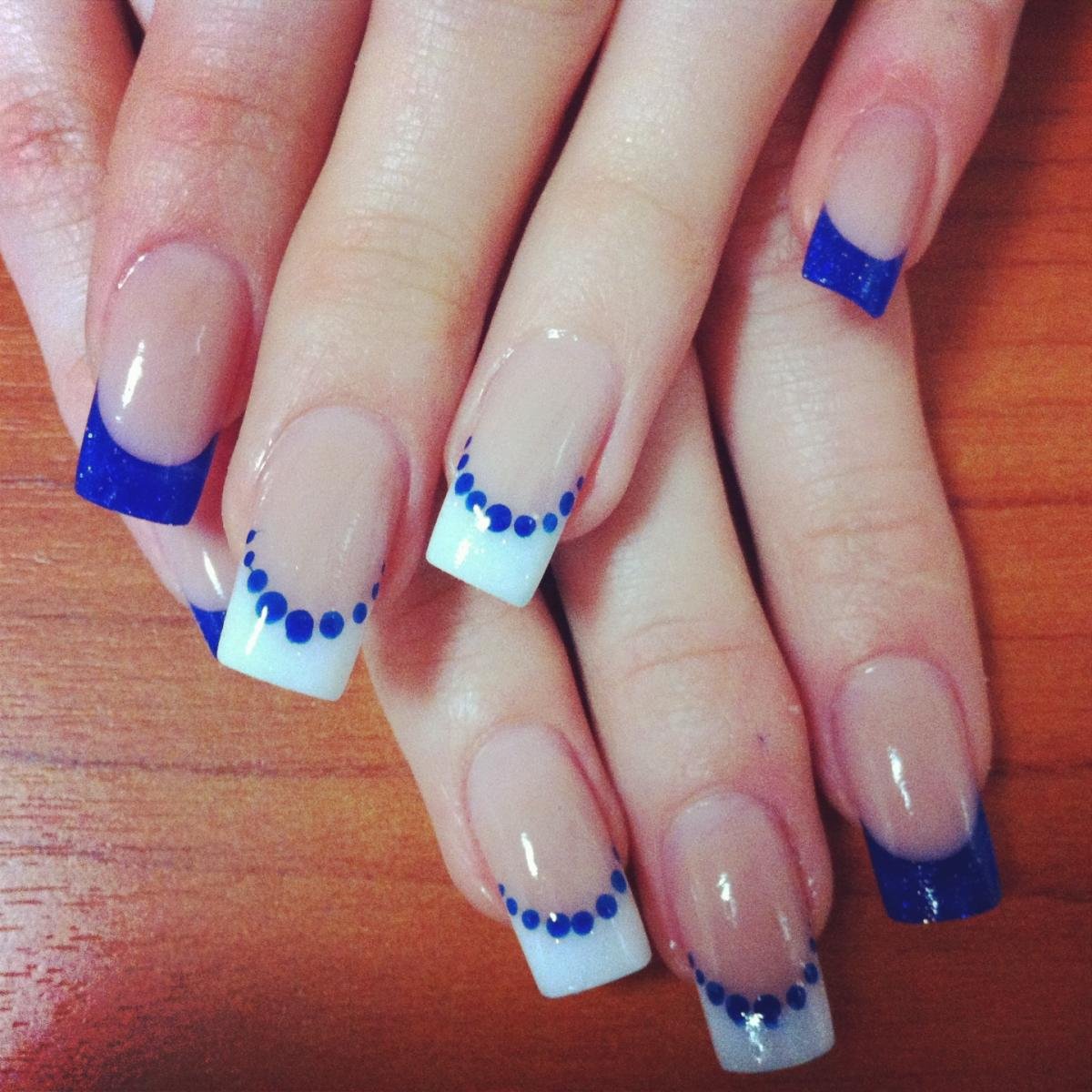 Френч молочный синий. Синий френч на ногтях. Маникюр синий френч. Голубой френч на квадратных ногтях. Французский маникюр синий с белым.