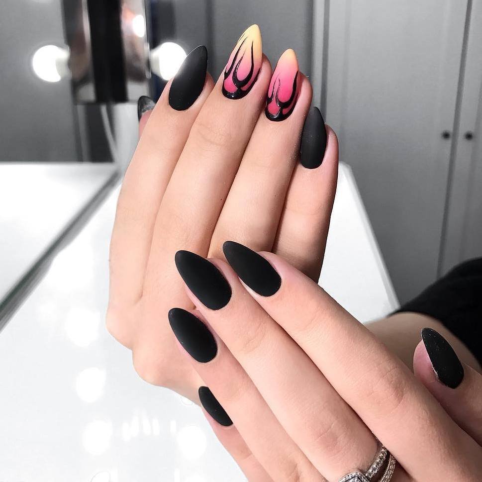 Чёрные матовые ногти с дизайном