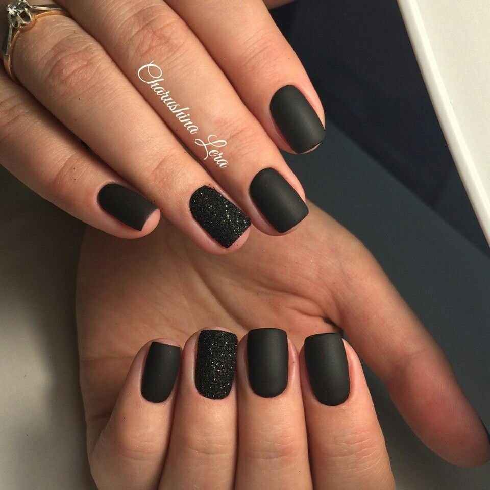 Чёрный матовый маникюр на короткие ногти