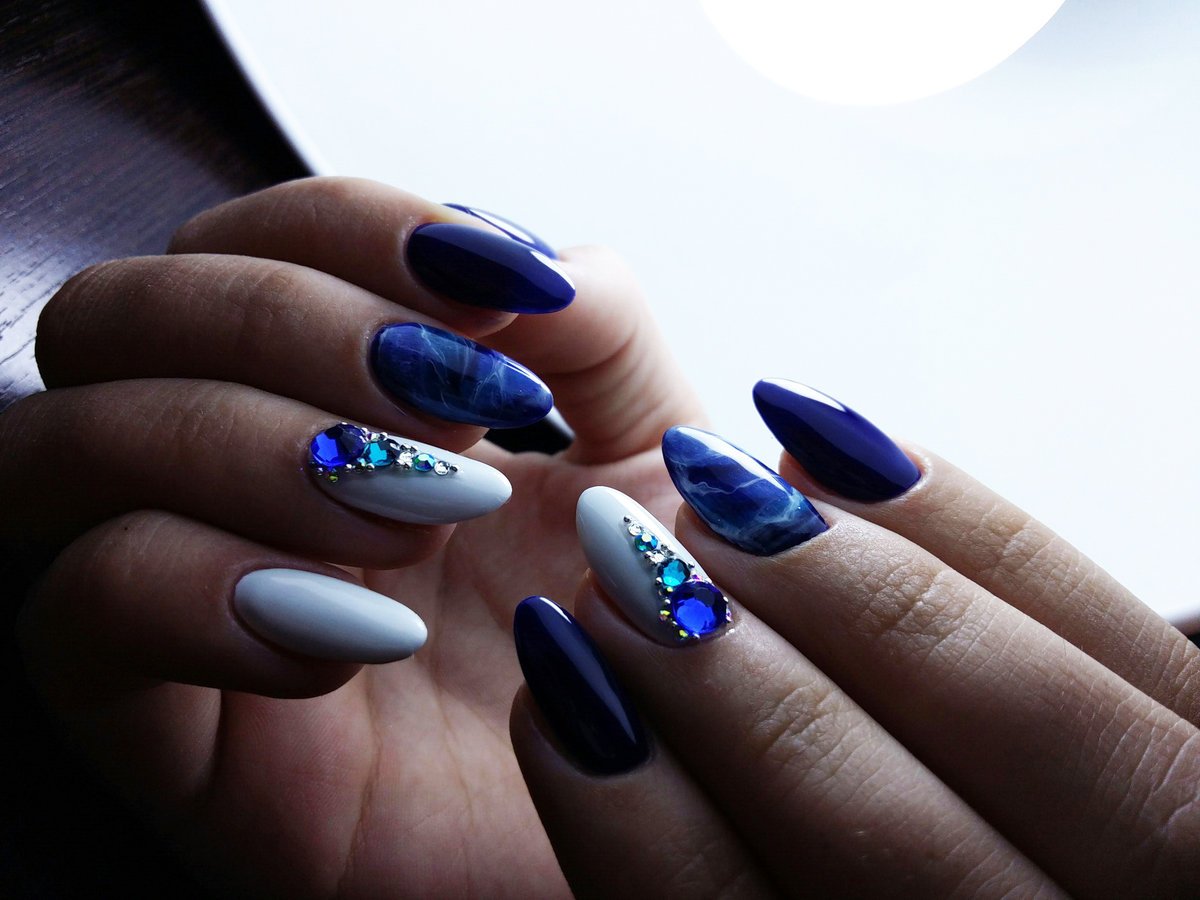 Синие ногти миндальной формы
