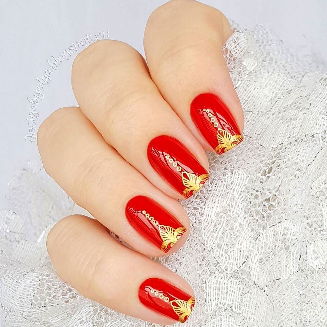 Маникюр френч красный с золотом