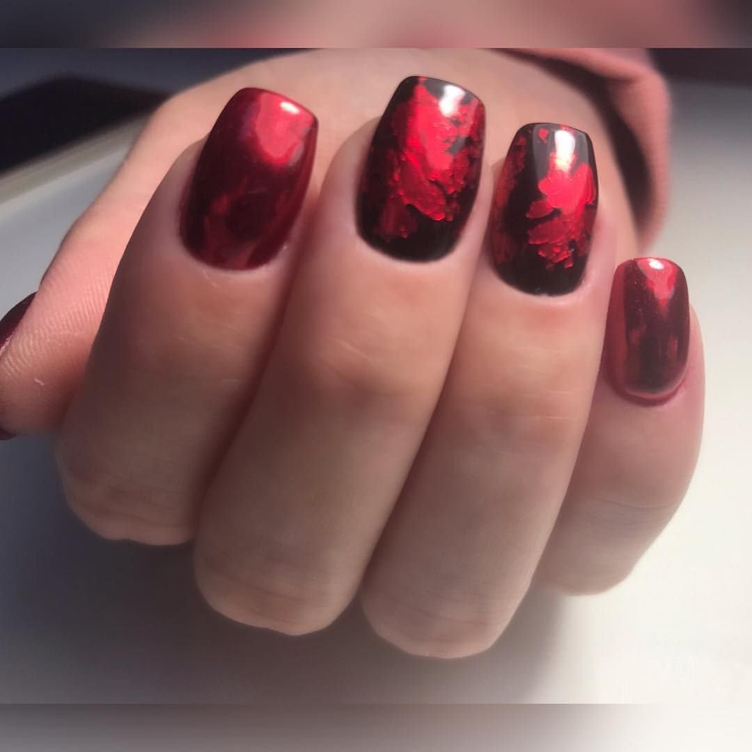 Красный маникюр с фольгой