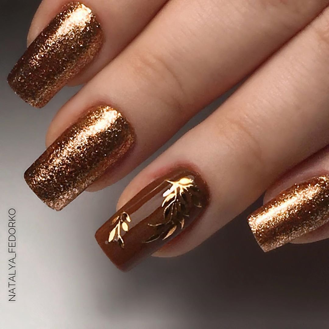 Ногти коричневые с золотом
