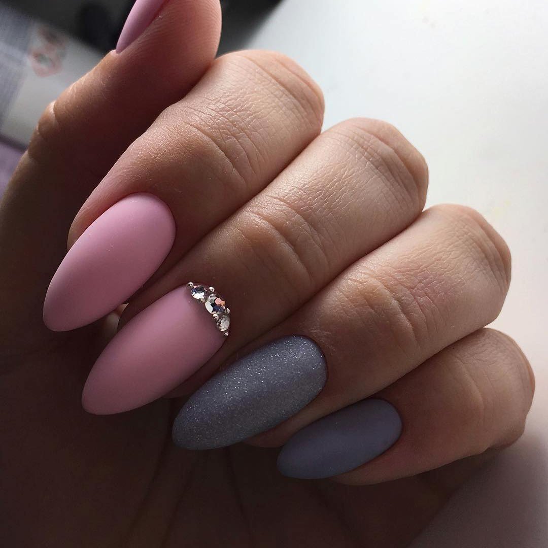 Серо-розовый маникюр