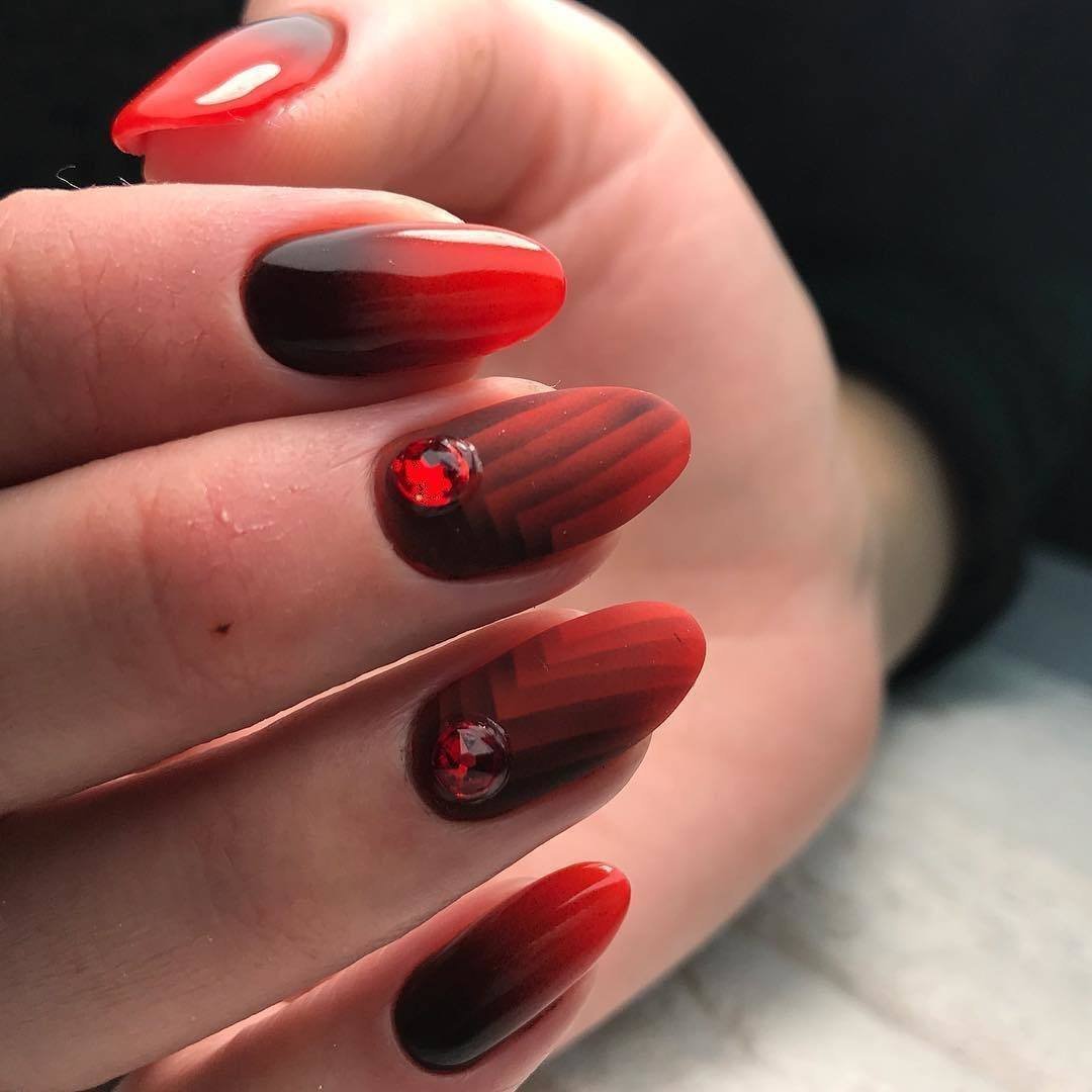 Черно красный градиент на ногтях