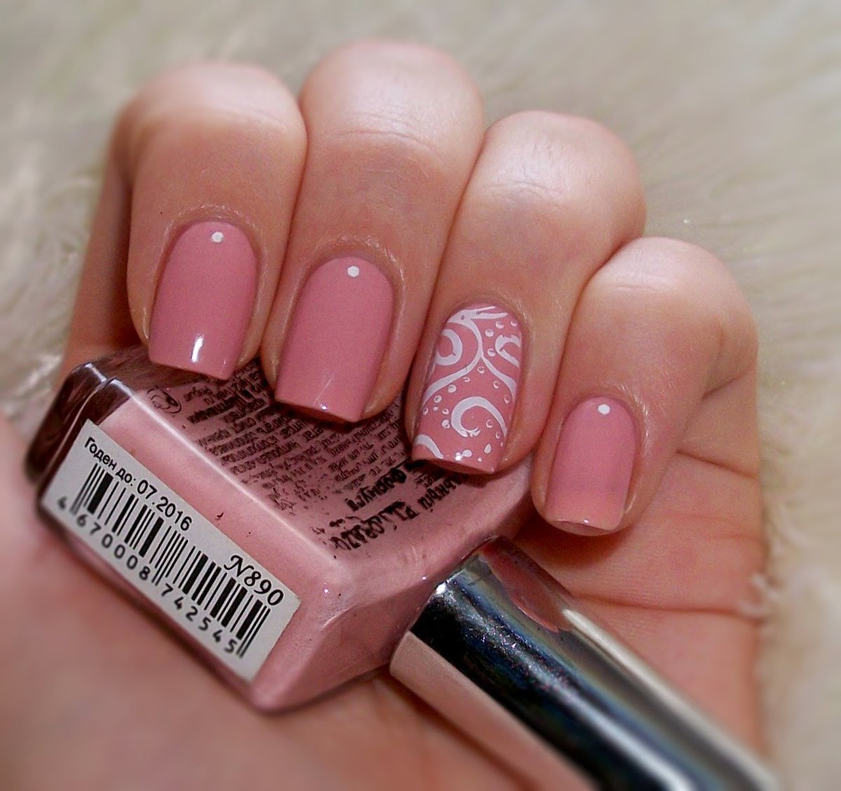 Ногти грязно розового цвета