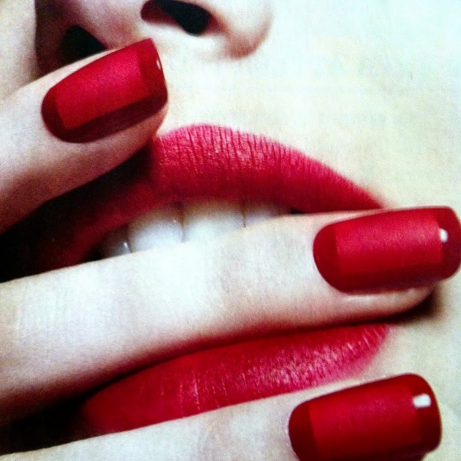 Essie кроваво красный
