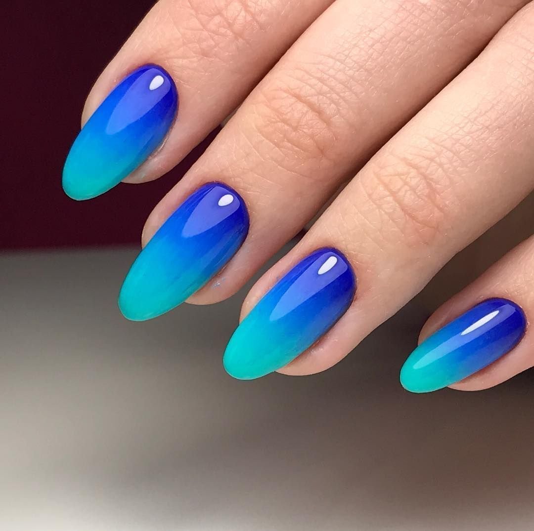 Синее омбре на ногтях