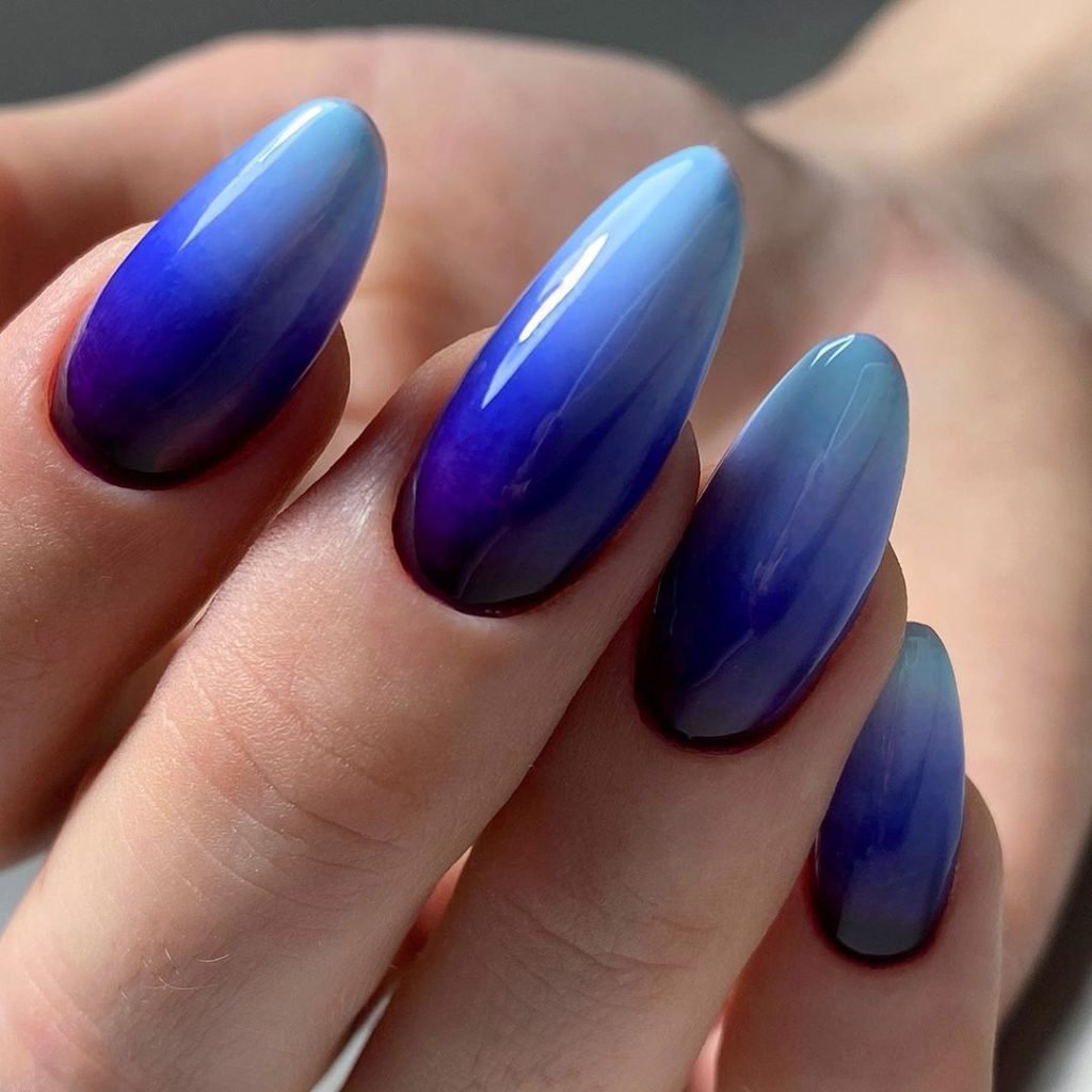 Синий градиент на ногтях