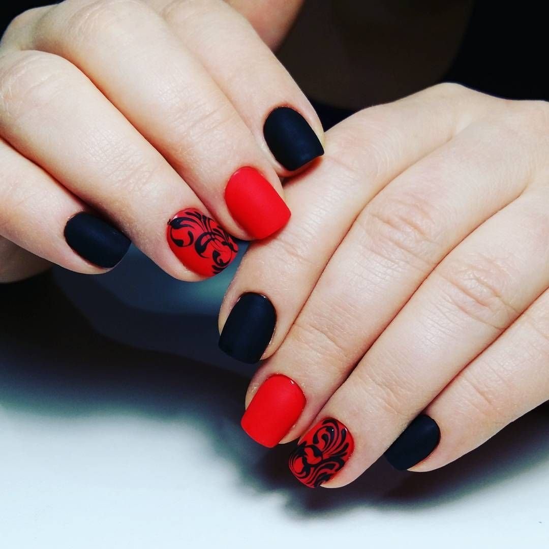 Девушка с маникюром