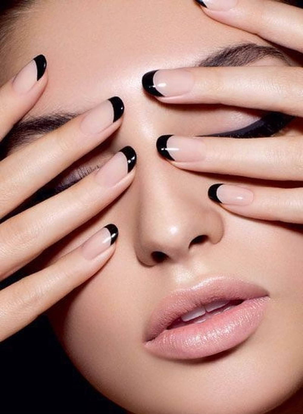 Маникюр френч с черным кончиком