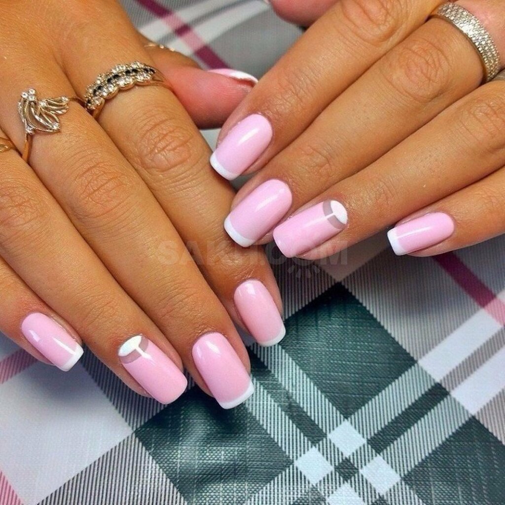 Розовые ногти с белым френчем