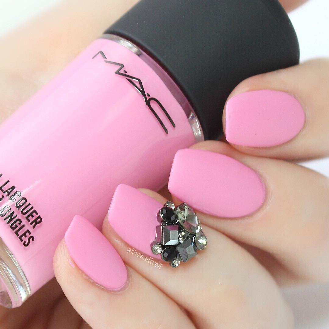 Розовые матовые ногти