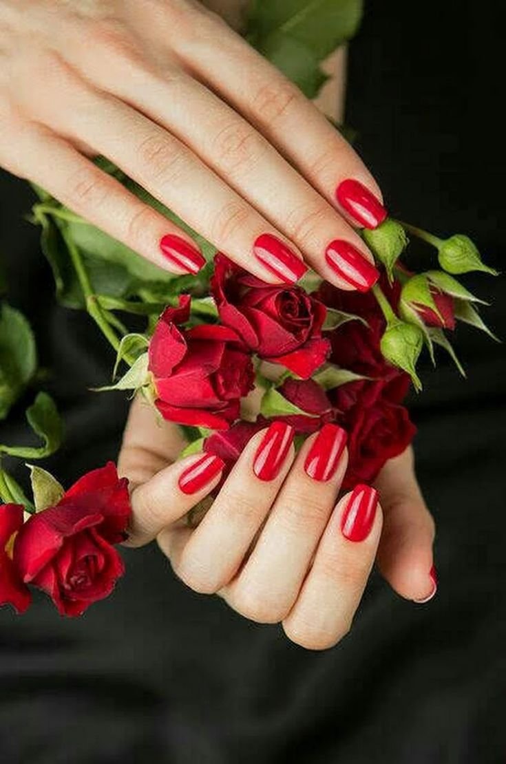 Ногти красные с розами