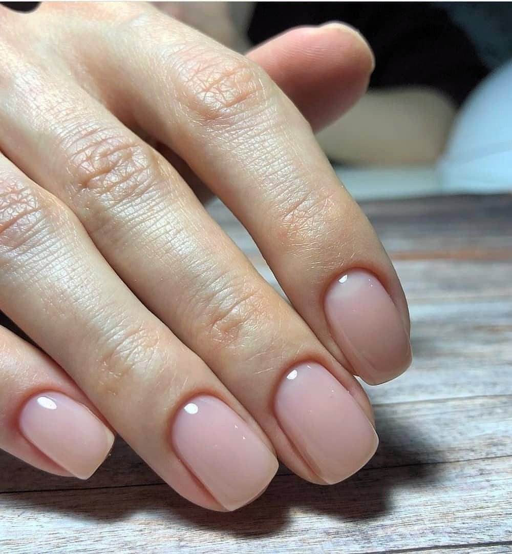 Прозрачный маникюр на короткие ногти